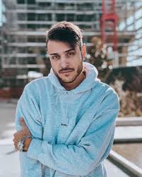 Awed definition, filled with or expressing awe. Awed Simone Paciello Biografia Chi E Eta Altezza Peso Fidanzata Tatuaggi Instagram E Vita Privata Spettegolando