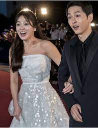14 Photos Of Song Joong Ki And Song Hye Kyo Looking Absolutely Stunning On The Baeksang Awards Red Carpet Selebritas Aktris Descendants