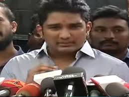 செய்தியாளர்களை உள்ளே விடாமல் மழையிலேயே நிற்க வைத்து ஆதரவாளர்கள் சூழ பேட்டி  கொடுத்த விவேக்!