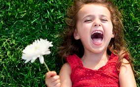 Até qual idade a criança não deve ficar sozinha, nem por um minuto?