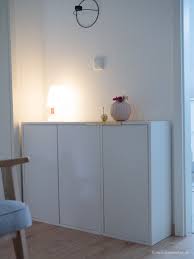 Wie wäre es mit einem klassischen läufer, der aber in knalligen farben ein moderner hingucker in deinem flur wird? Dekosamstag Stauraum Vs Luftigkeit Im Flur Mit Ikea Eket Ikea Ideen Dekor Ikea