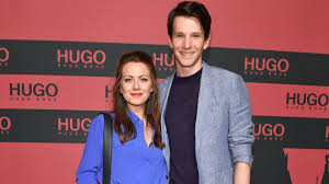 1988) is a german actress. Sabin Tambrea Privat Erst Verprugelt Dann Geliebt So Lernte Er Seine Frau Kennen News De