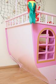 Piratenschiff bett piratenschiff bett oli amp niki das einzigartige piratenschiff als bett in der zuckersüßen rosa pinken ausführung kann jede kleine prinzessin in einen mutigen seeräuber. Piratenschiff Bett Oli Niki