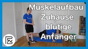 Michael geht beim kniebeugen in die hocke. Muskelaufbau Zuhause Fur Anfanger Krafttraining Ohne Gerate Fur Zuhause Youtube