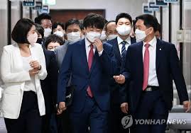 의무국에서 일 하는 닥터 연은 새로운 사령관 우태하와 마주하게 되고, 태하는 위기에 처한 연을. Ja7a6penby4mbm