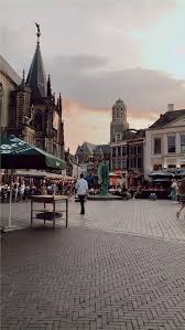 Dortmund viene citata per la prima volta in un documento, datato 880, come un piccolo villaggio chiamato throtmanni.distrutta da un incendio, nel 1152 venne ricostruita per volontà di federico barbarossa che, per due anni, vi fissò la sua residenza. Zwolle International Blog