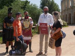 Franck estevan a vécu autant d'existences qu'un comédien. Une Jeune Maman Perd Les Eaux Au Puy Du Fou Son Bebe Recoit Un Passe Eternel