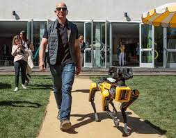 Despite handing over the vast sum, jeff bezos will still be the world's richest individual with a $118bn fortune. Jeff Bezos Und Der Roboterhund Von Boston Dynamics Sz Magazin