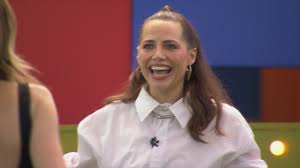 Letícia Colin visita casa do BBB 26 durante ação