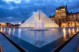 Louvre photography at sunset featuring beautiful blue, pink and purple colours. Paris Photography Spots The 10 Best Photo Locations In Paris