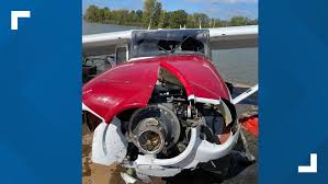 Plane crashes into river in Port Clinton