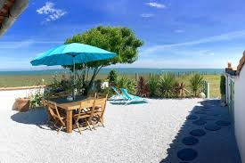 La maison campanule est située dans le village de la flotte dans un petit quartier tranquille à 100 mètres de la plage. Location Ile De Re Maison Vue Sur Mer