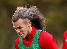 La lunga chioma esibita di recente da gareth bale ispira un viaggio tra look e acconciature particolari diventati spesso iconici. Gareth Bale Col Galles In Versione Raperonzolo Nuovo Look Sorrisi E Scherzi A Non Finire In Allenamento Corriere It
