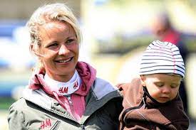 Maybe you would like to learn more about one of these? Malin Baryard Johnsson Schweden Mit Sohn Alvar Auf Dem Arm