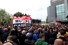 There was also a pitch invasion before the game kicked off as fans protested amid the fallout from. Vcn2rgo 0t Y5m