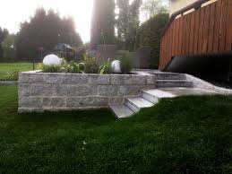 Im garten sind granit mauersteine sehr beliebt. Natursteinmauer Bauen Lassen Vom Profi Manhart Garten Pflaster