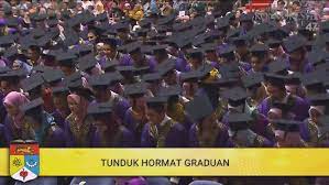 Ibu bapa diarah beratur untuk memasuki dewan dengan menggunakan pintu belakang yang kecil, sempit dan berdekatan dengan longkang. Tunduk Hormat Kepada Ibu Bapa Pensyarah Aksi Graduan Ukm Undang Sebak Kisah Dunia