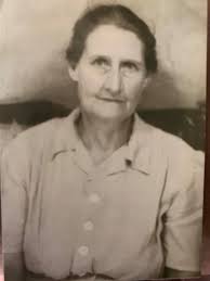 My grand parants Less and Lottie Pascall and children Mary, Pat and Harry  my dad the person in the middle? The Horses names Ben auntie said he was a  gem.