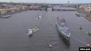 Сотни людей в петербурге вышли смотреть парад вмф, хотя его оградили от зрителей. M8t9ibffoer 7m