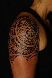 Tatuajes maories en las piernas y pies. Tatuajes Maories Significado Y 9 Temas Tatuaje Maori Tatuaje Maori Hombro Tatuajes Tribales