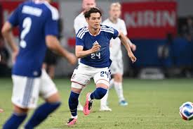 佐野海舟の体が「どうなってるんだ」 田んぼサッカー