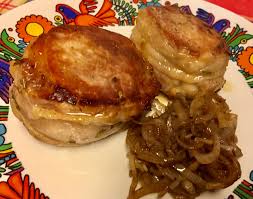 Il quinto appuntamento col vostro serial griller di quartiere è tutto dedicato alla tradizione modenese, il filetto di maiale con contorno di cipolle all'aceto balsamico. Filetto Di Maiale Al Lardo Di Arnad Con Cipolle Caramellate La Ricetta Migliore
