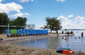 Es gibt jede menge platz um sich auszubreiten. Balaton Ausflug Ins Strandbad Gyenesdias Am Plattensee Vickyliebtdich