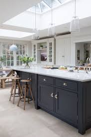 Open Plan Family Kitchen Cobham Humphrey Munson Kitchens Fliesen Tv In De Kuche Cob Open Plan Kitchen Diner Open Plan Kitchen Living Room Home Kitchens