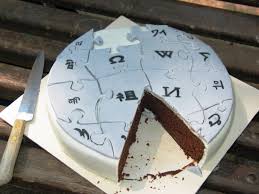 Torta) — кондитерський виріб, зазвичай зі здобного тіста, з кремом, фруктами тощо.торт звичайно складається з декількох коржів (з бісквітного, листкового або іншого тіста) із прошарками з крему. Tort Vikipediya