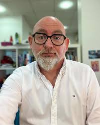 Keep the beard = Peter Gabriel. Shave it off = Phil Collins.