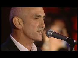 Performance: Cinnamon Girl by Andy Curran