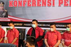Berdasarkan hasil observasi pada apotek kimia farma purwakarta khususnya. Keruk Uang Rp 1 8 Miliar Dari Alat Tes Antigen Bekas Picandi Mosko Business Manager Kimia Farma Medan Punya Istana Megah Di Kampung Ini Fotonya Semua Halaman Fotokita