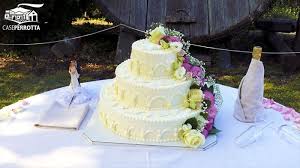 Torta A Tre Piani Con Panna E Fiori Veri Torte Nuziali Romantiche Torte Torte Di Compleanno