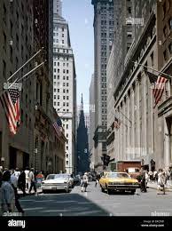 Wall Street Street View 1960 View Down Wall Street À L'église Trinity Centre-Ville De Manhattan,  New York City Usa Photo Stock - Alamy