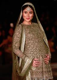 Pregnant Kareena Kapoor Walk The Ramp With Baby Bump Fashion Kareena Kapoor Pregnant Lakme Fashion Week