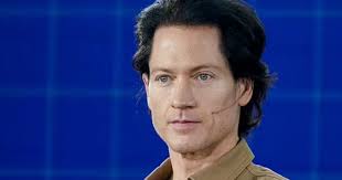 Tizennyolc éves akar lenni a 45 esztendős milliárdos: fia vére segít neki