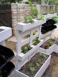 Faire Un Potager En Carre De Jardin Ou Suspendu Avec 3 Fois Rien Peg Avec Carre Faire Fois Jardi Vertical Pallet Garden Pallet Building Pallets Garden