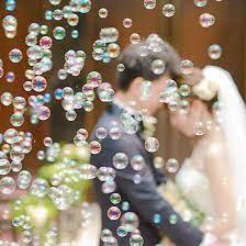 二人を包むシャボン玉がとってもロマンチック hanapla ハナプラ ロマンティックウェディング 結婚式 ポーズ シャボン玉