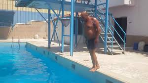 تعليم السباحة للمبتدئين الوقوف في الماء بدون تحريك الاقدام Standing In Water Without Legs Youtube