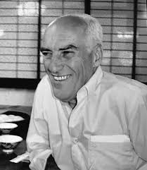 Frank Julian Philips nasceu em 06 de agosto de 1906 em Sidney, Austrália, e  mudou-se para os Estados Unidos, de onde veio para o Brasil, ainda jovem.  Ao assistir uma palestra com