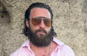 De Schauspiller, deen als den nächste James Bond gemunkelt gëtt, huet säi  Baart ofgeschnidden an ass net méi z'erkennen • KosovaPress