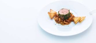 Rezept Tipp Rosa Gegartes Kalbsfilet Auf Pfifferlings Aprikosen Ragout Mit Gebratener Polenta Falstaff