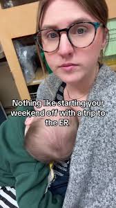 Tierno niño asusta a mamá al caer por las escaleras