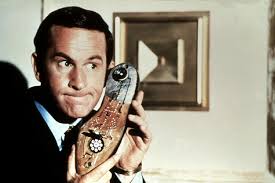 Sobrevivió como soldado, trabajó de dibujar mapas hasta que se convirtió en  el Superagente 86 y se volvió millonario