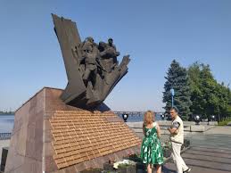 Сначала праздник носил название день аэромобильных войск, затем в 2012 году был переименован на вдв, а в 2017 году перенесен на 21 ноября. Vhd3gvcev1vkum