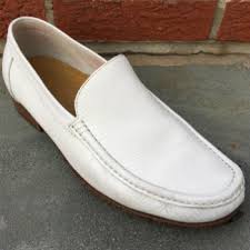 White vinegar and linseed oil can clean the leather in seconds. How To Clean White Shoes Best Polishing Cleaning Methods