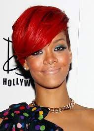 Mostly seen in short hairdo, rihanna seems to be comfortable with it and likes to sport the cool and funky look. Rihanna Kurze Rote Haare Rihanna Kurze Gerade Frisur Short Red Hair Rihanna Red Hair Rihanna Short Hair