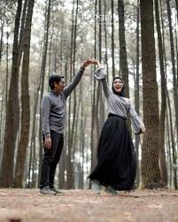 Konsep casual prewedding photo sangat berbeda dengan tema formal yang harus menggunakan kostum baju yang disewa, tema ini lebih mengutamakan tentang masalah view serta lokasi. 18 Ide Pre Wedding Kasual Di Luar Ruangan Santai Keren Manis