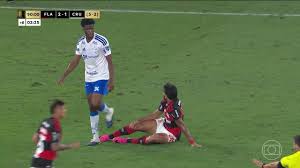 Aos 47 min do 2º tempo - cartão amarelo para Bruno Henrique, do Flamengo