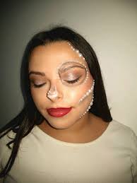 Halloween, ma in versione haute couture. 💀 Un teschio composto da per...